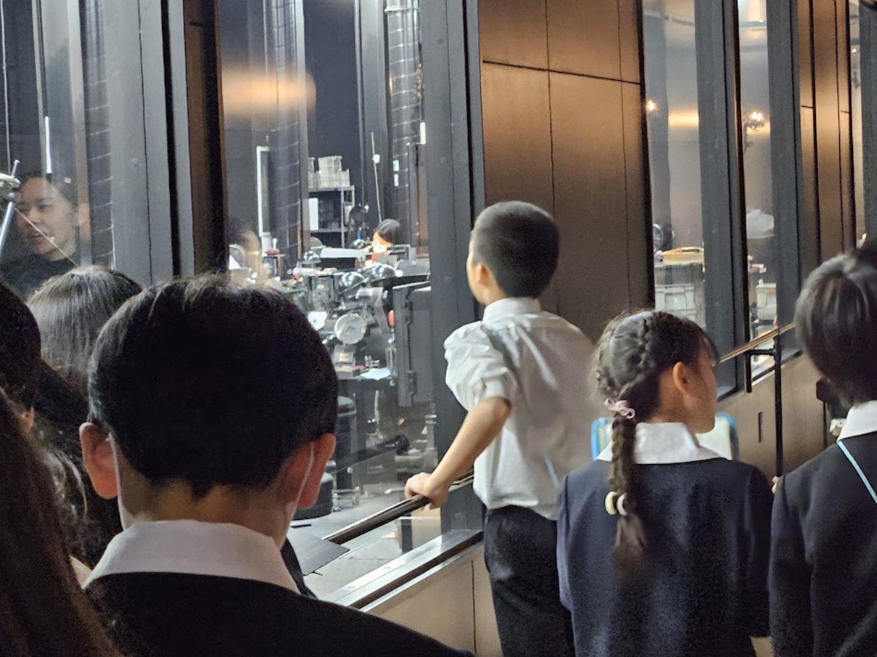 일본 니가타현 산조시의 스와다제작소에서 초등학생들이 유리창을 통해 공장 내부를 보고 있다. (사진출처 : 매일경제)