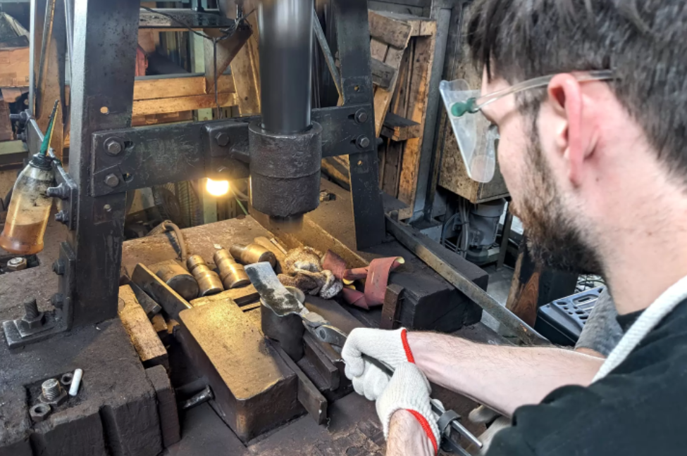 일본 호쿠리쿠의 공예 제조를 체험하는 외국인 관광객 모습 (사진출처 : MATCHA)