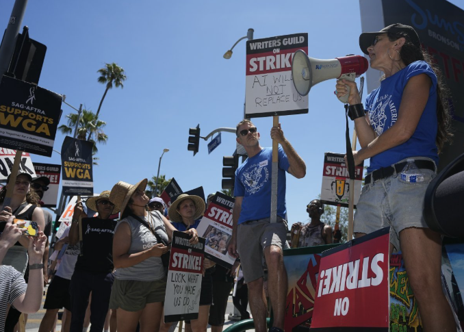 2023. 7. 13. 미국 할리우드 배우들과 작가조합 조합원들이 미 캘리포니아주 로스앤젤레스에 위치한 넷플릭스 스튜디오 앞에서 피켓 시위를 벌이고 있다. (사진출처 : 동아일보)