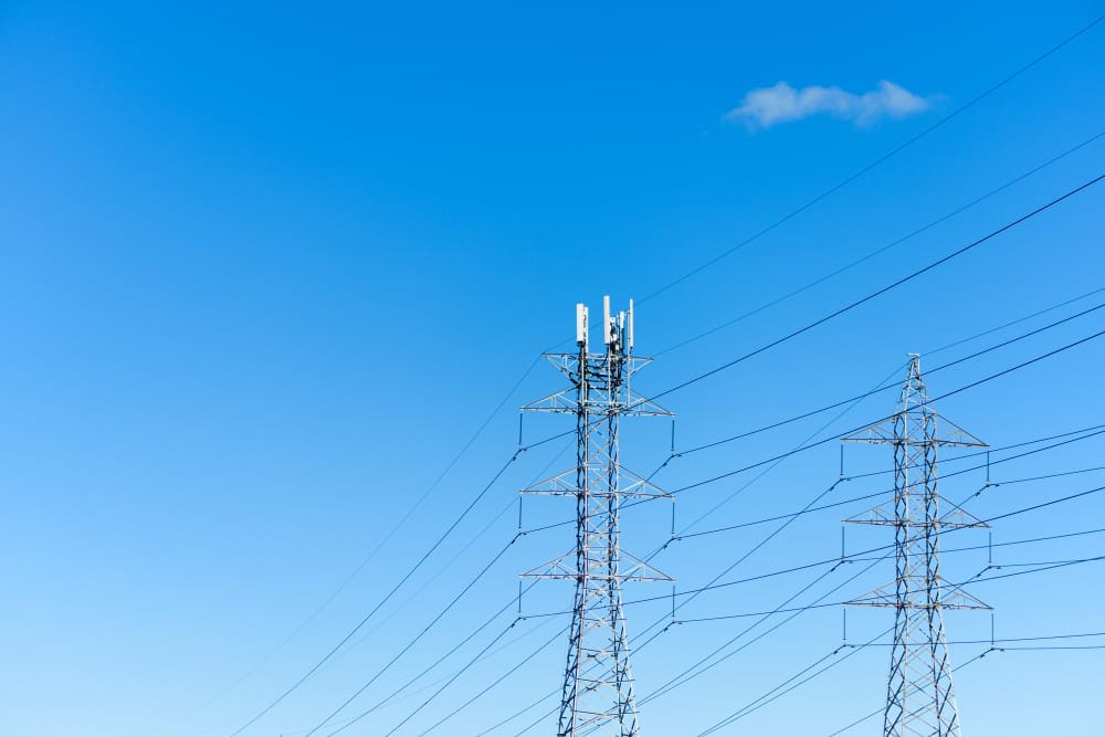 전기의 주요 공급처와 수요처가 다르면 송전해야하는 문제가 발생한다 (사진출처 : FREEPIK)